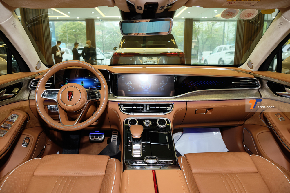 Hongqi H9 có chiều dài cơ sở lên tới 3.060 mm. Hongqi H9 có chiều dài cơ sở lên tới 3.060 mm.