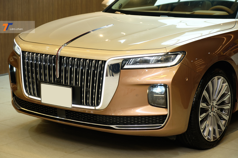 Hongqi H9 có nhiều điểm riêng trong thiết kế nhưng tổng thể lại gợi nhớ đến hình ảnh của những chiếc Rolls-Royce. Hongqi H9 có nhiều điểm riêng trong thiết kế nhưng tổng thể lại gợi nhớ đến hình ảnh của những chiếc Rolls-Royce.