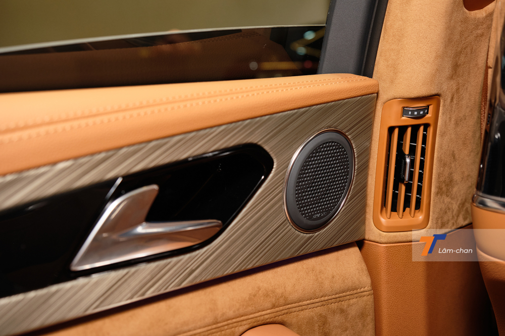 Hongqi H9 được trang bị hệ thống điều hòa tự động 4 vùng độc lập đi kèm khá nhiều cửa gió cho hàng ghế thứ 2, ngoài ra còn được tích hợp hệ thống lọc bụi PM2.5 và hệ thống giám sát chất lượng không khí AQS. Hongqi H9 được trang bị hệ thống điều hòa tự động 4 vùng độc lập đi kèm khá nhiều cửa gió cho hàng ghế thứ 2, ngoài ra còn được tích hợp hệ thống lọc bụi PM2.5 và hệ thống giám sát chất lượng không khí AQS.
