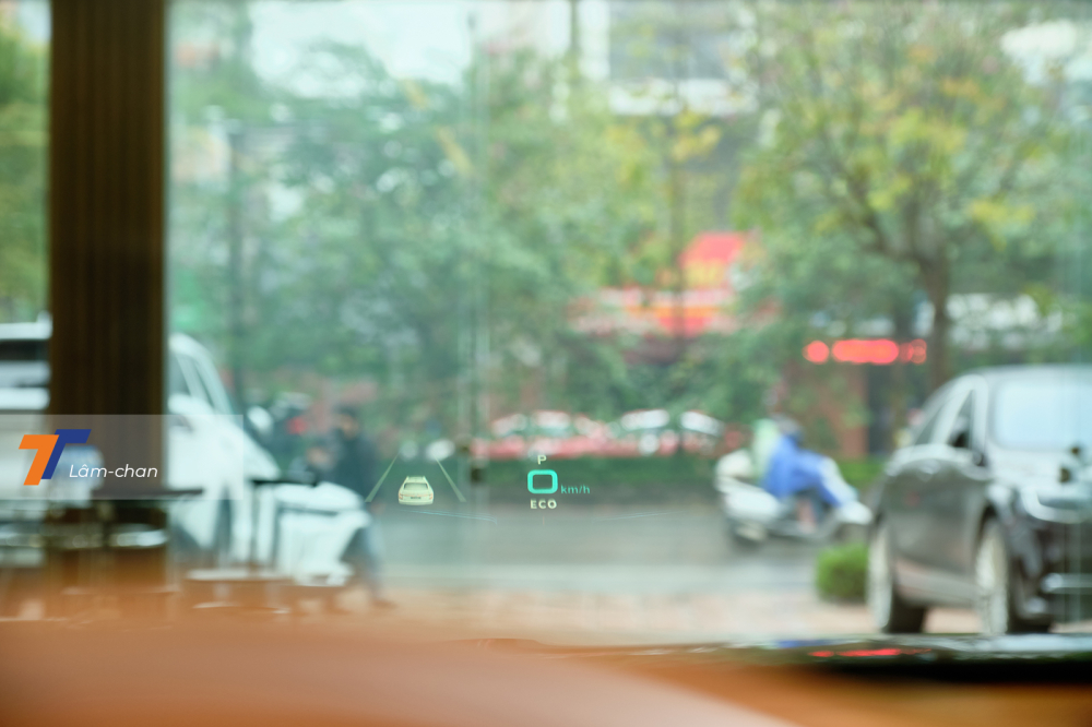 Hệ thống hiển thị kính lái khá sắc nét và dễ nhìn. Hệ thống hiển thị kính lái khá sắc nét và dễ nhìn.