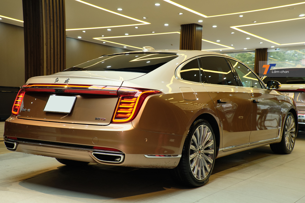 Kích thước tổng thể (D x R x C) của Hongqi H9 là 5.137 x 1.904 x 1.493 mm. Trên bản Flagship cao cấp nhất, xe được trang bị kính cách âm nhiều lớp, cửa hít tự động và cốp điện tự động. Kích thước tổng thể (D x R x C) của Hongqi H9 là 5.137 x 1.904 x 1.493 mm. Trên bản Flagship cao cấp nhất, xe được trang bị kính cách âm nhiều lớp, cửa hít tự động và cốp điện tự động.
