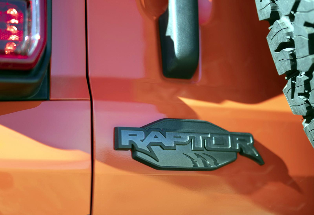 Logo Raptor trên cửa cốp sau của Ford Bronco Raptor 2022 Logo Raptor trên cửa cốp sau của Ford Bronco Raptor 2022
