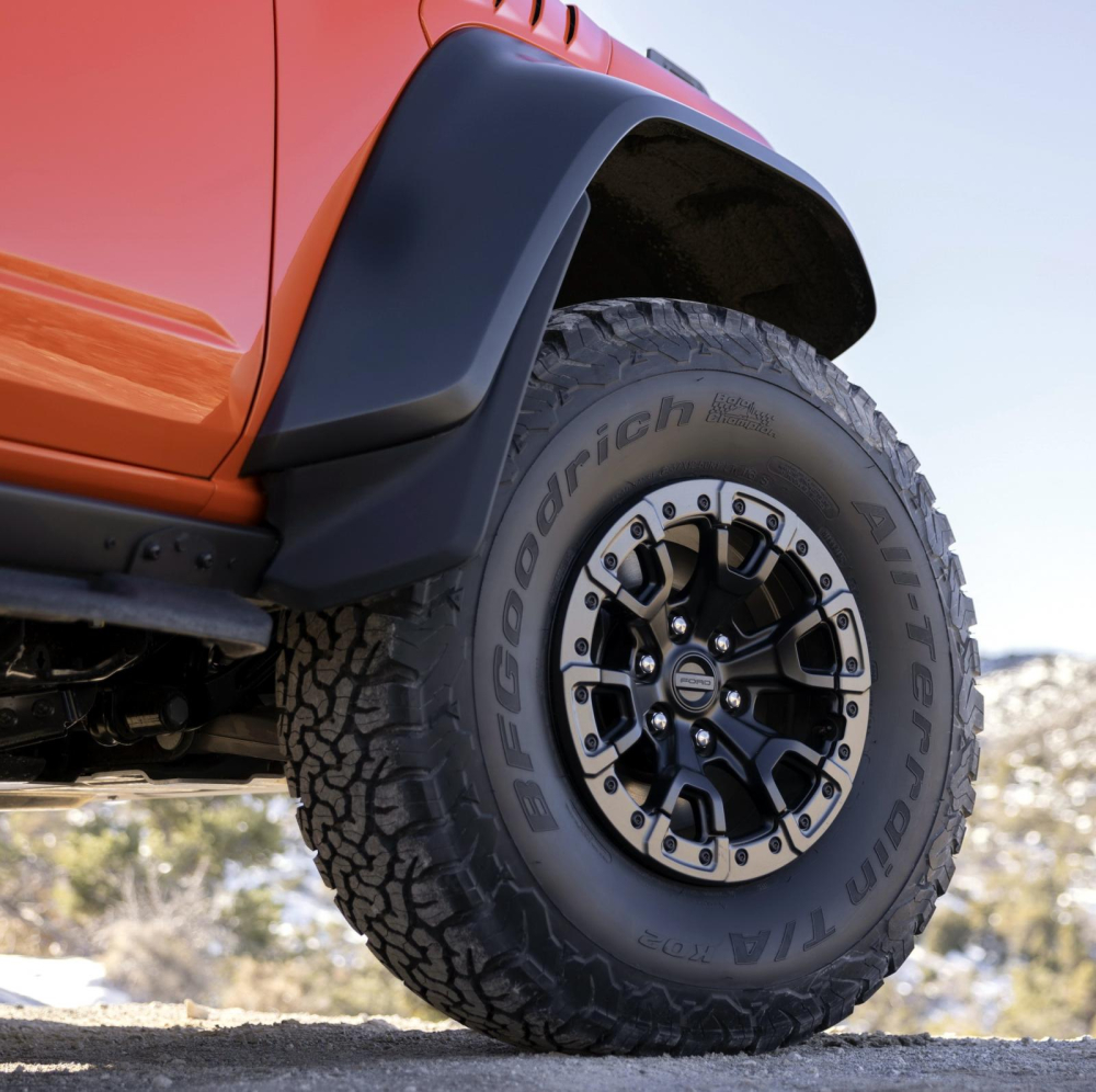 Ford Bronco Raptor 2022 được trang bị lốp có kích thước lên đến gần 1 m Ford Bronco Raptor 2022 được trang bị lốp có kích thước lên đến gần 1 m
