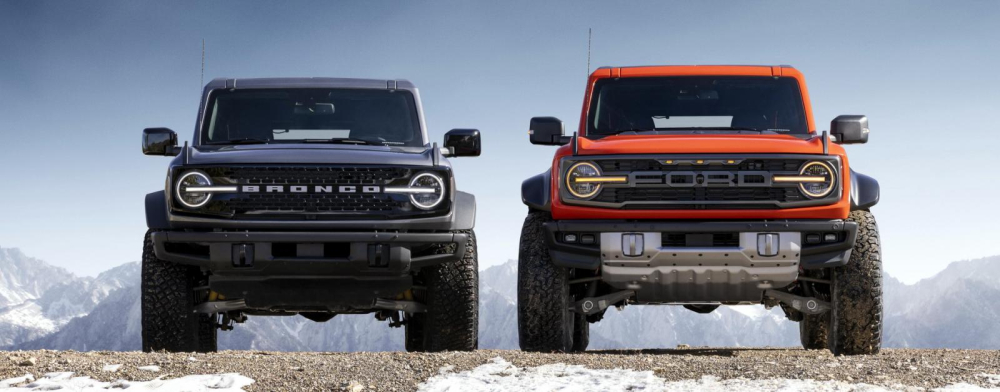 Sự khác biệt giữa thiết kế đầu xe của Ford Bronco Raptor 2022 (màu cam) và bản thường Sự khác biệt giữa thiết kế đầu xe của Ford Bronco Raptor 2022 (màu cam) và bản thường