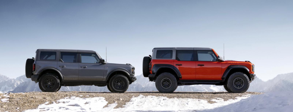 Ford Bronco Raptor 2022 (màu cam) có chiều cao gầm nhỉnh hơn hẳn bản thường Ford Bronco Raptor 2022 (màu cam) có chiều cao gầm nhỉnh hơn hẳn bản thường