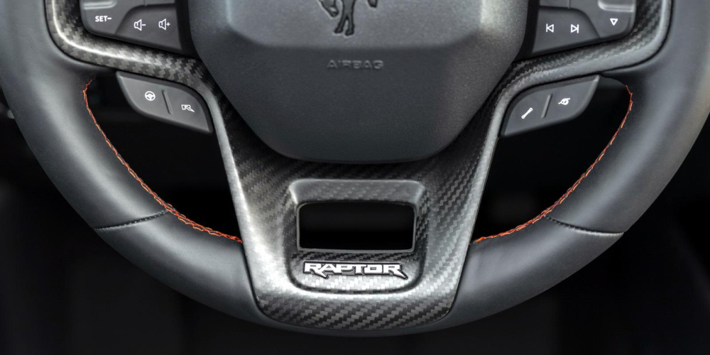 Vô lăng ốp sợi carbon và có logo Raptor của Ford Bronco Raptor 2022 Vô lăng ốp sợi carbon và có logo Raptor của Ford Bronco Raptor 2022
