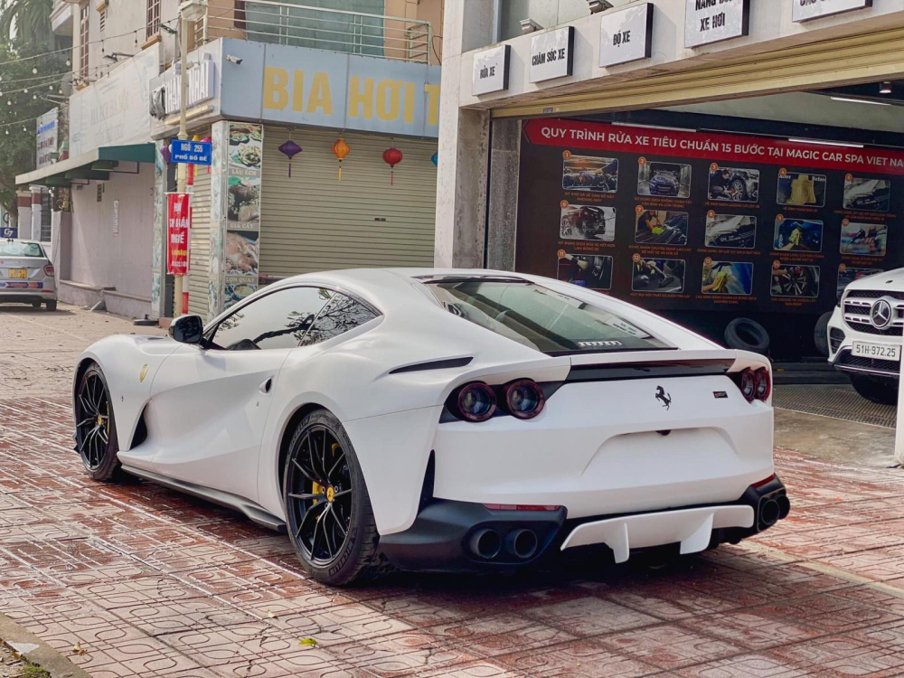 Cận cảnh xe Ferrari 812 Superfast mới thay &aacute;o sang m&agrave;u trắng