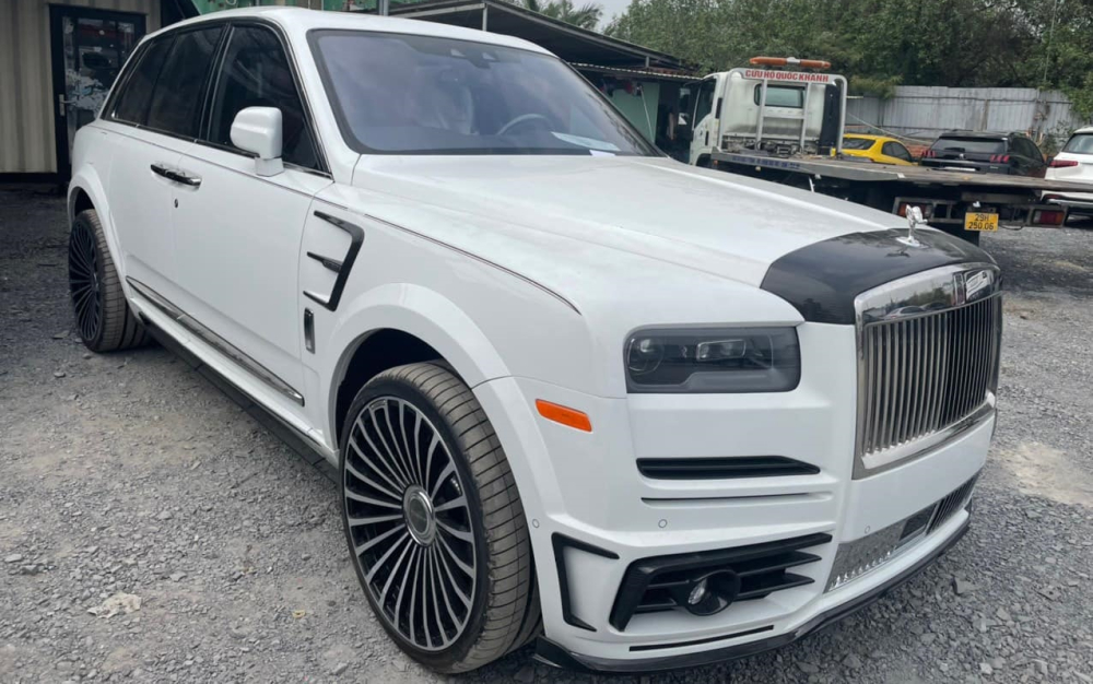Rolls-Royce Cullinan độ body kit Mansory sở hữu la-zăng đa chấu kép Rolls-Royce Cullinan độ body kit Mansory sở hữu la-zăng đa chấu kép