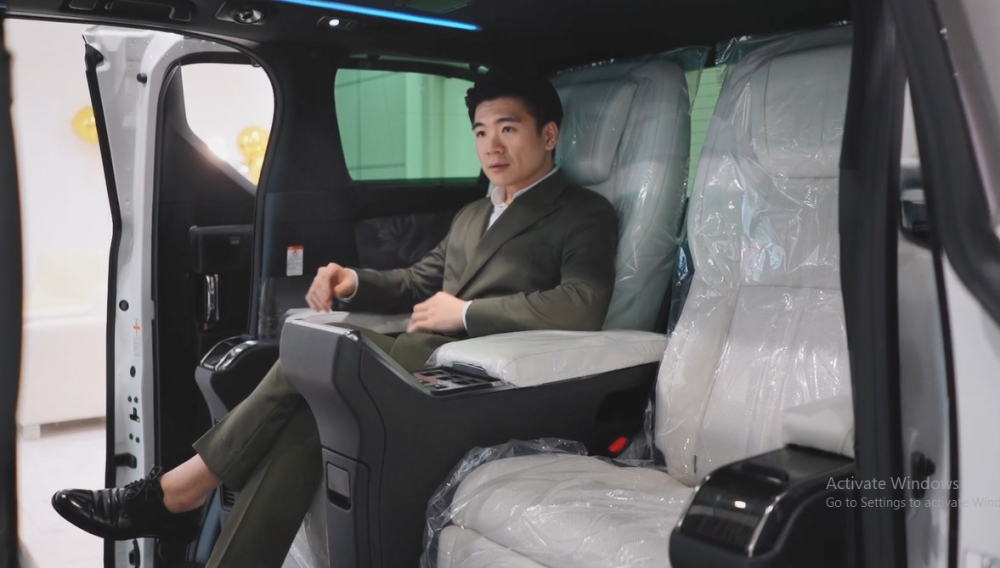 Đỗ Quang Vinh bên trong khoang lái xe Lexus LM 350 4 chỗ ngồi của mình