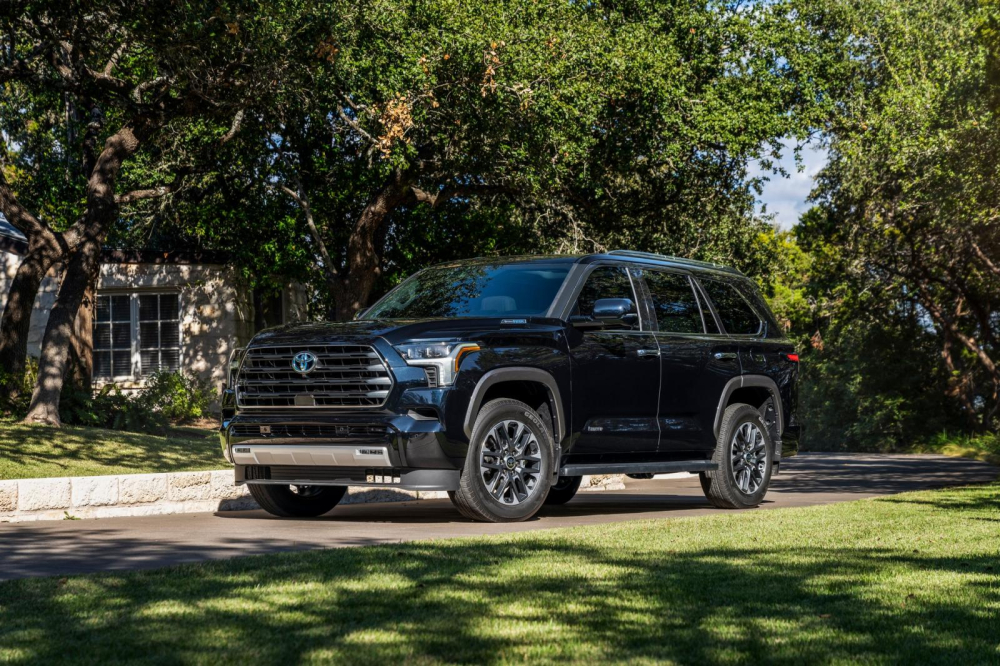 Cận cảnh đầu xe giống Tundra mới của Toyota Sequoia 2022