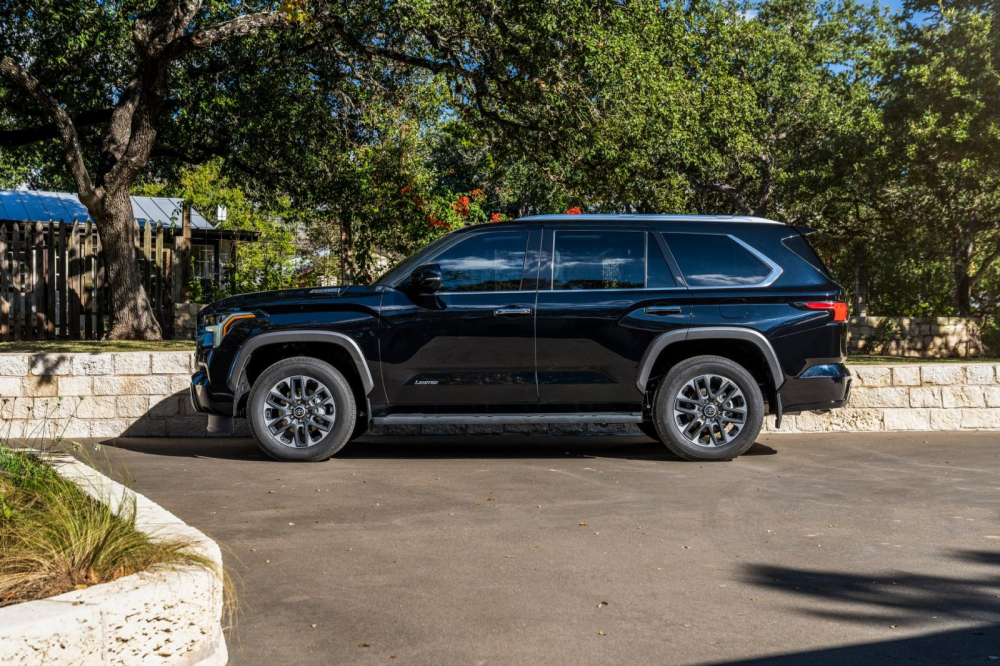 Thiết kế b&ecirc;n sườn tạo cảm gi&aacute;c cứng c&aacute;p v&agrave; khỏe khoắn của Toyota Sequoia 2022