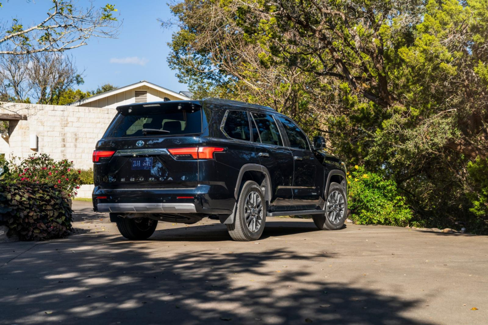 Toyota Sequoia 2022 nh&igrave;n từ đằng sau