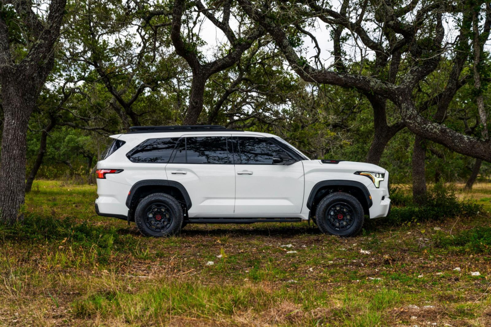 Toyota Sequoia 2022 còn có 2 gói trang bị TRD Sport và TRD Off-road Toyota Sequoia 2022 còn có 2 gói trang bị TRD Sport và TRD Off-road