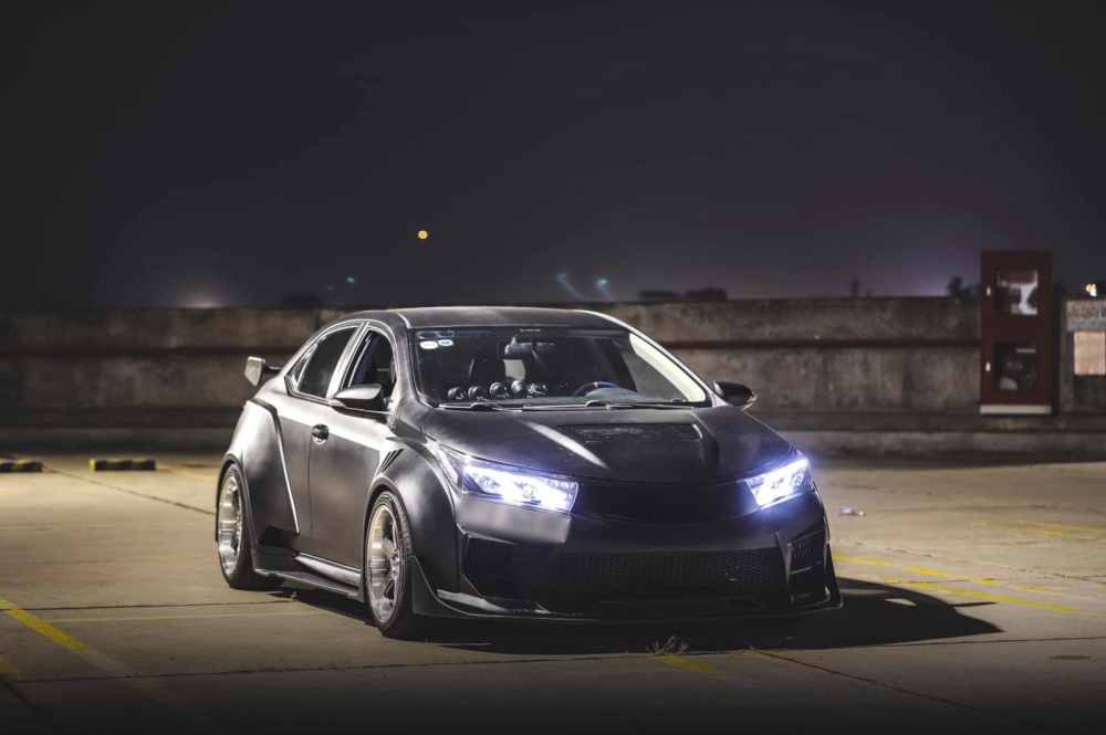 Toyota Corolla Altis biến th&agrave;nh xe 2 cửa qua bộ body kit hầm hố, nội thất phong c&aacute;ch xe đua
