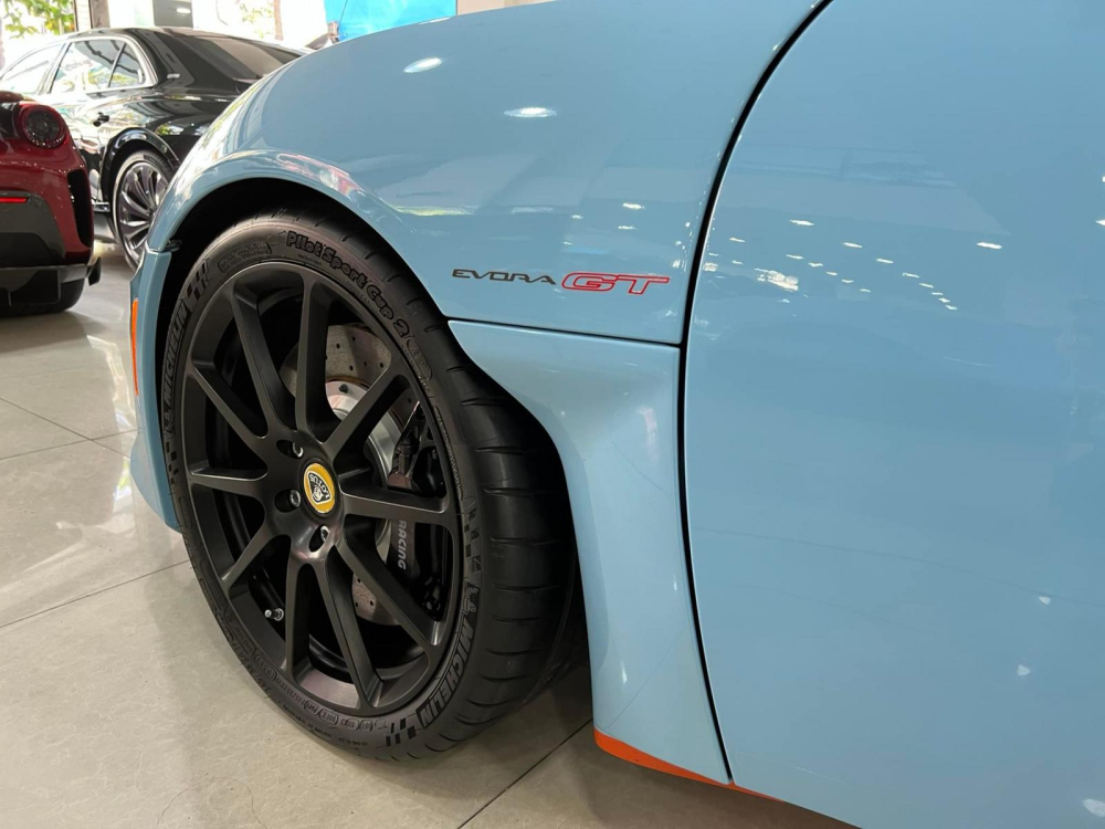 Lotus Evora GT về nước sở hữu bộ m&acirc;m sơn đen mờ