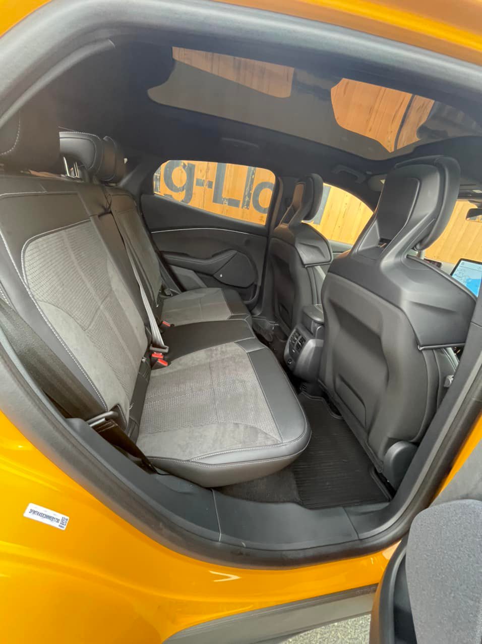 C&ograve;n đ&acirc;y l&agrave; khoang h&agrave;nh kh&aacute;ch ph&iacute;a sau của xe Ford Mustang Mach-E GT 