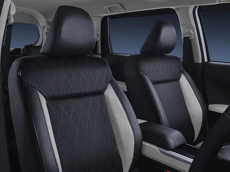 Ghế ngồi trên Toyota Veloz được bọc nỉ pha da.