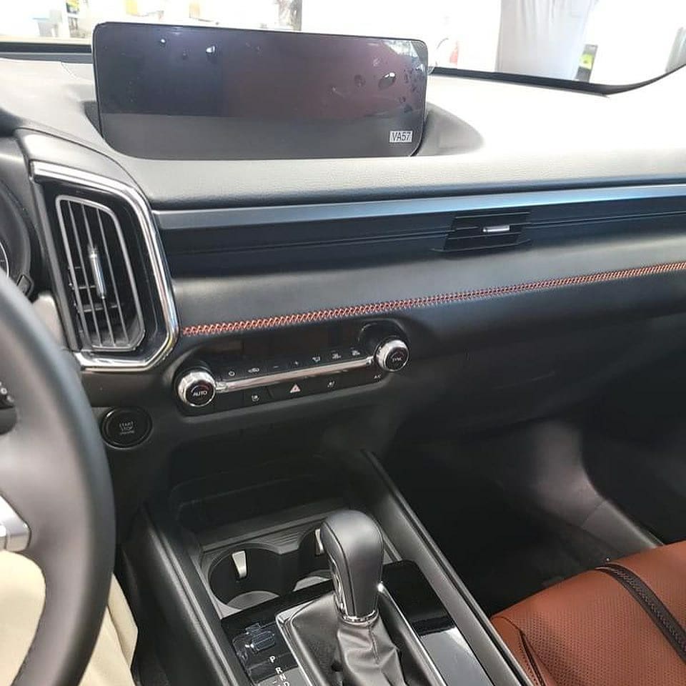 Màn hình thông tin giải trí nằm độc lập trên mặt táp-lô của Mazda CX-50 2022