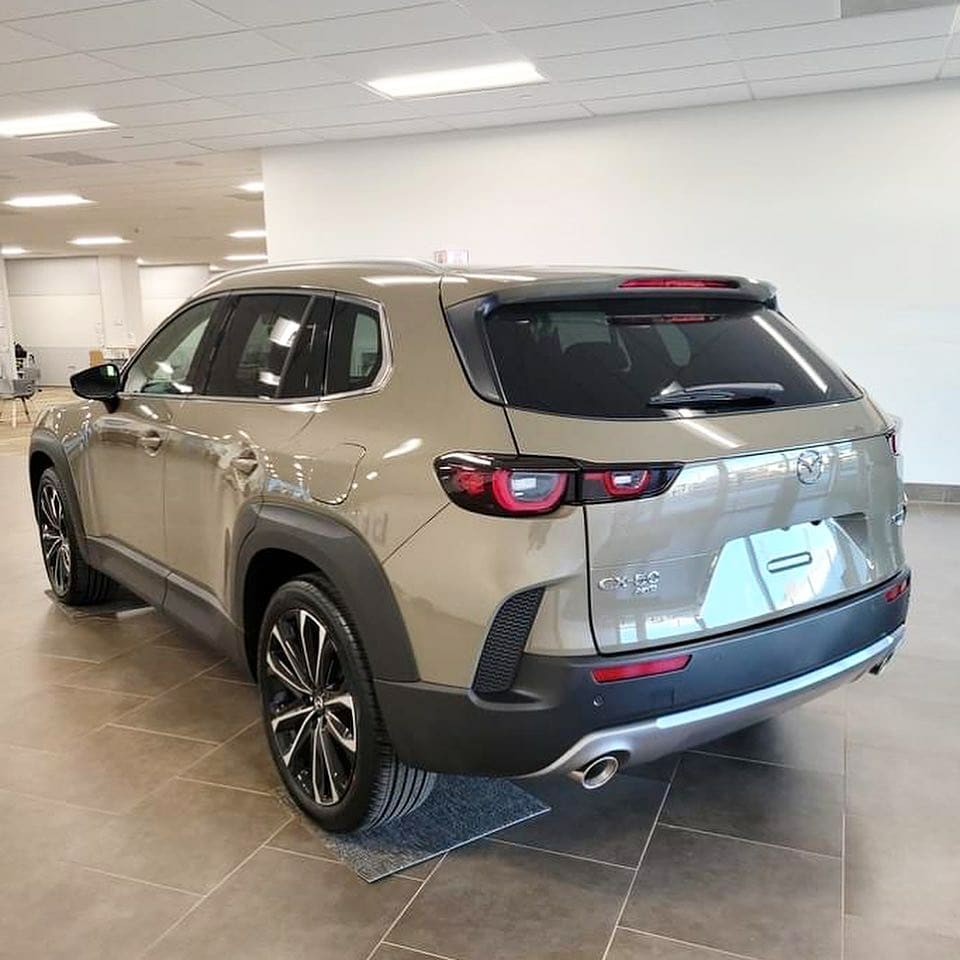 Mazda CX-50 2022 nhìn từ đằng sau