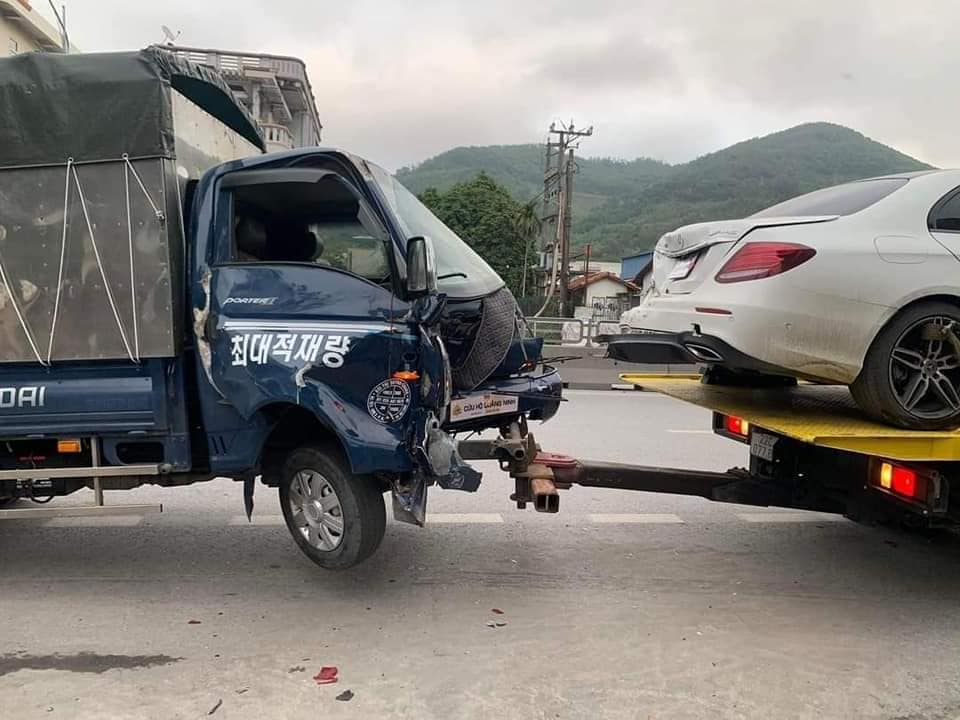Chiếc xe tải bị biến dạng khá nặng ở đầu xe