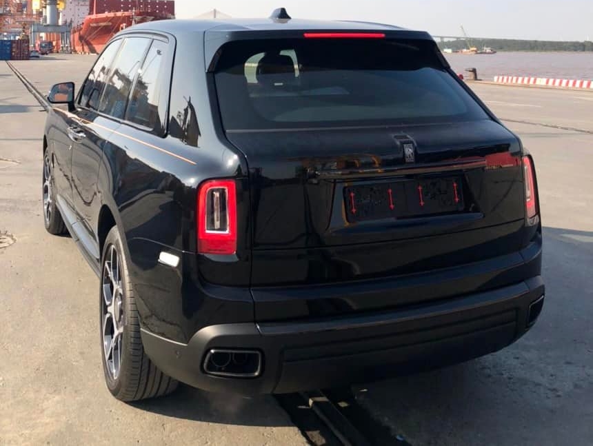 Rolls-Royce Cullinan Black Badge này được cho đi cùng chuyến phà với Mercedes-AMG GT R Pro của Minh Nhựa về Việt Nam, hiện xe đã có mặt tại cảng