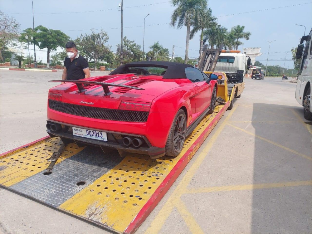 Th&ecirc;m si&ecirc;u xe Lamborghini mui trần khủng về Việt Nam chơi Tết, từng chung showroom với Koenigsegg Regera