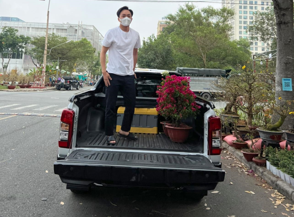 Cuối năm, Cường Đô-la mang bán tải có doanh số thứ 3 của năm 2021 đi chở hoa khiến dân mạng thích thú