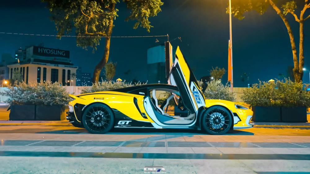 Xe còn được dán lại bộ mâm thành màu đen, logo GT bên hông nhưng thành cửa vẫn để màu trắng Xe còn được dán lại bộ mâm thành màu đen, logo GT bên hông nhưng thành cửa vẫn để màu trắng