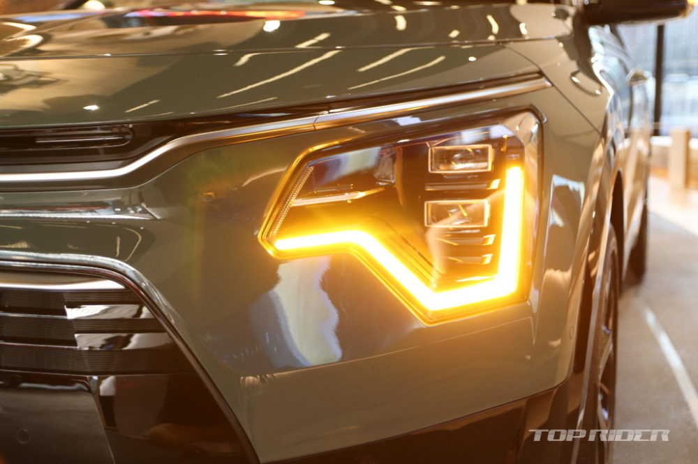 Kia Niro 2022 bản Signature được trang bị hệ thống đèn LED, bao gồm đèn pha, đèn sương mù, đèn báo rẽ trước/sau và đèn hậu Kia Niro 2022 bản Signature được trang bị hệ thống đèn LED, bao gồm đèn pha, đèn sương mù, đèn báo rẽ trước/sau và đèn hậu