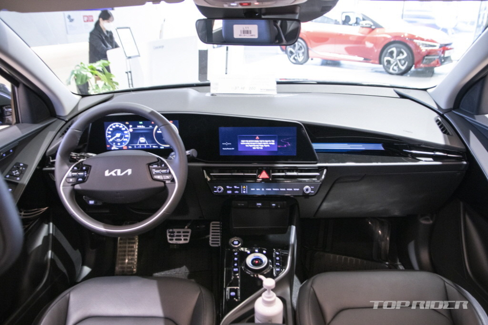 Nội thất của Kia Niro 2022 với màn hình cong trên mặt táp-lô Nội thất của Kia Niro 2022 với màn hình cong trên mặt táp-lô