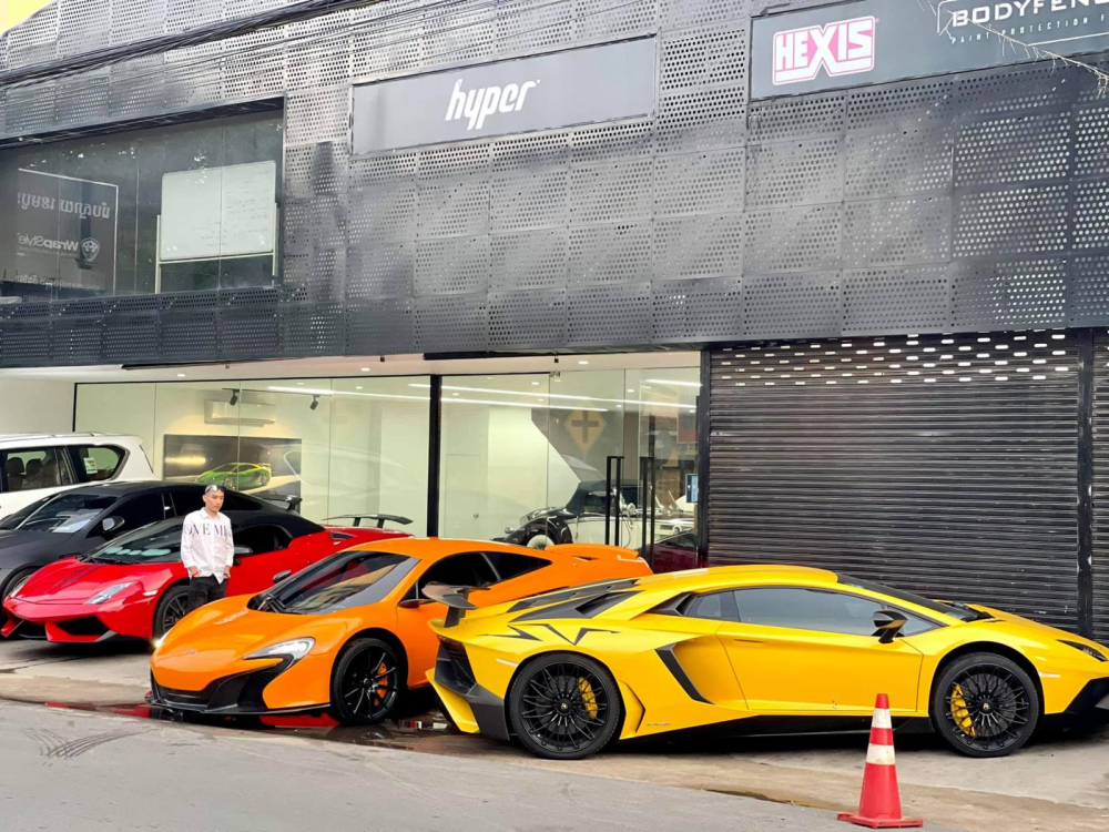 Chiếc siêu xe McLaren 650S màu cam đỗ cùng Lamborghini Gallardo mui trần và Lamborghini Aventador SV lúc còn ở nước bạn