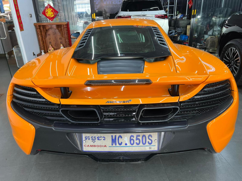 Cận cảnh biển số xe McLaren 650S Coupe mới về nước, góc ảnh này có thể thấy phần kính nắp máy của xe bản Coupe lớn hơn