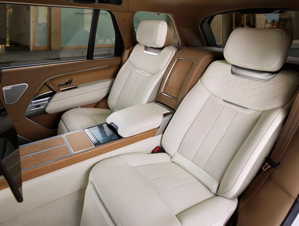 Nội thất sang trọng, tiện nghi, hiện đại b&ecirc;n trong Range Rover SV LWB mới.