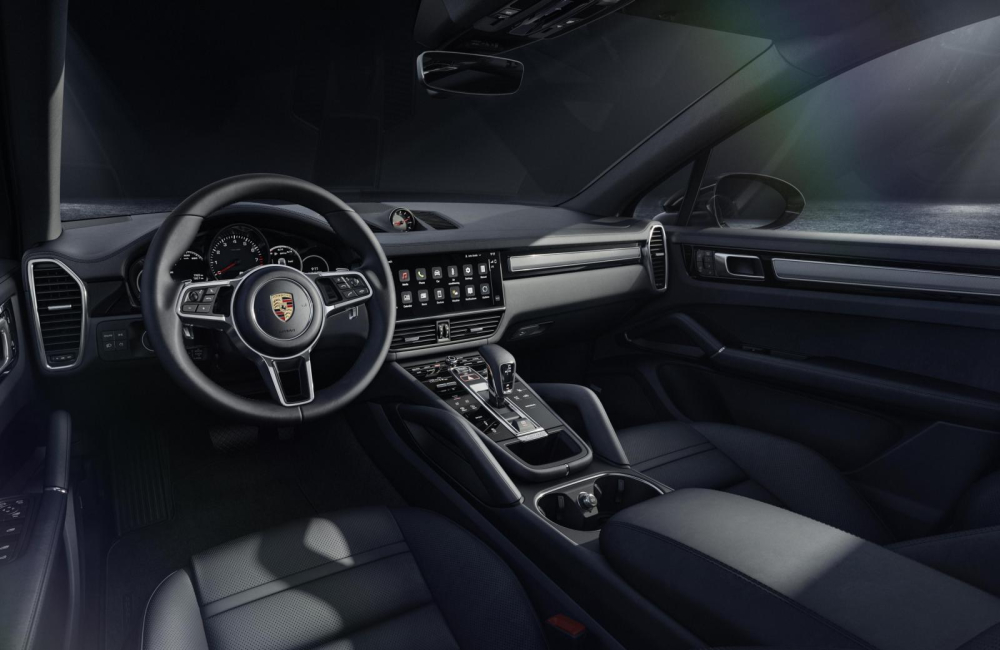 Khoang nội thất hiện đại, tiện nghi nhưng kh&ocirc;ng k&eacute;m phần c&aacute; t&iacute;nh, huyền b&iacute; của Porsche Cayenne Platinum Edition.