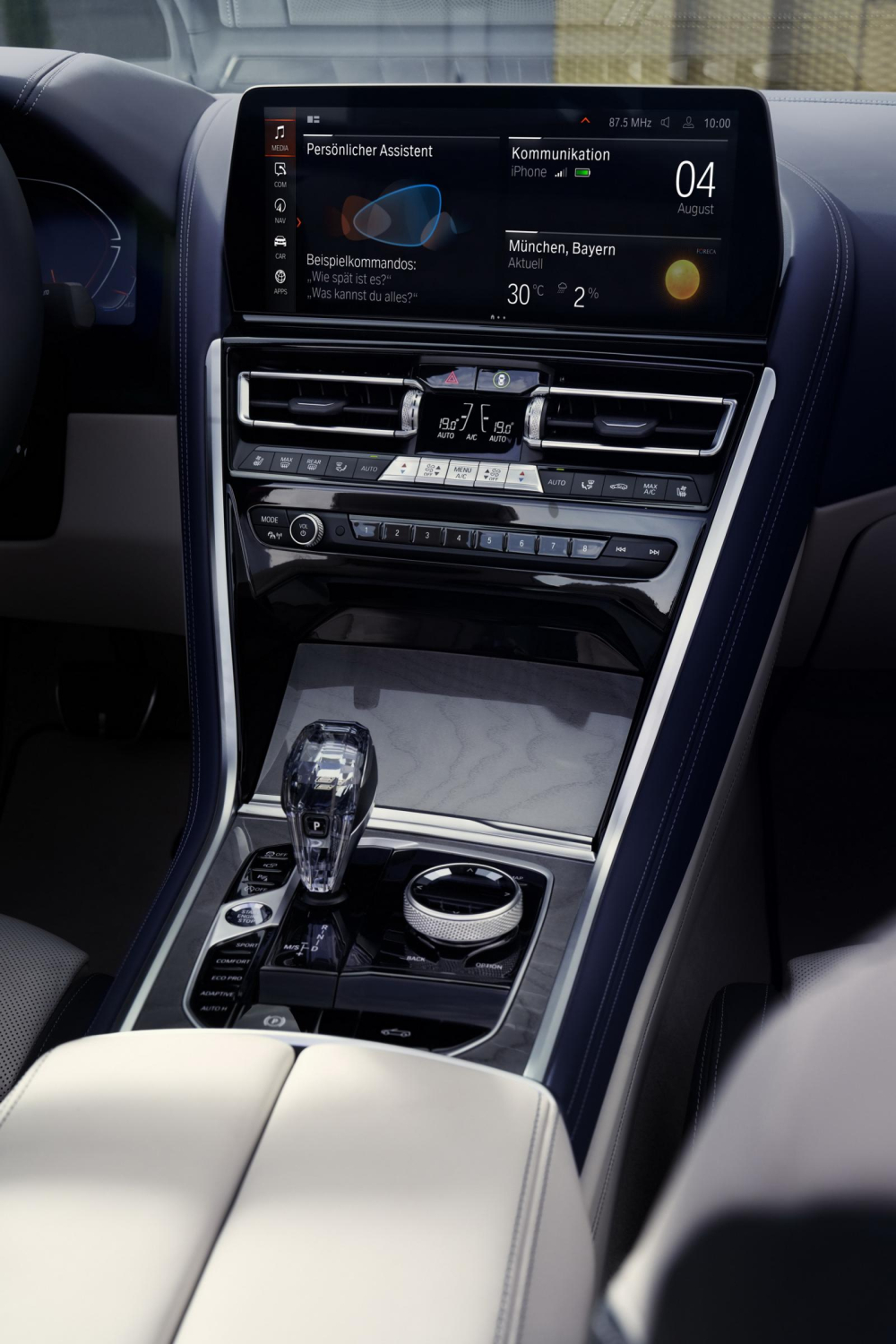 BMW 8-Series 2023 được trang bị m&agrave;n h&igrave;nh trung t&acirc;m 12,3 inch
