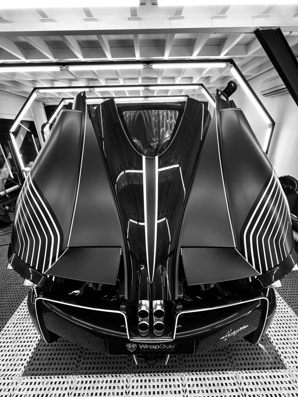 Pagani Huayra của Minh Nhựa được mang đi l&agrave;m đẹp với bộ &aacute;o chưa được h&eacute; lộ