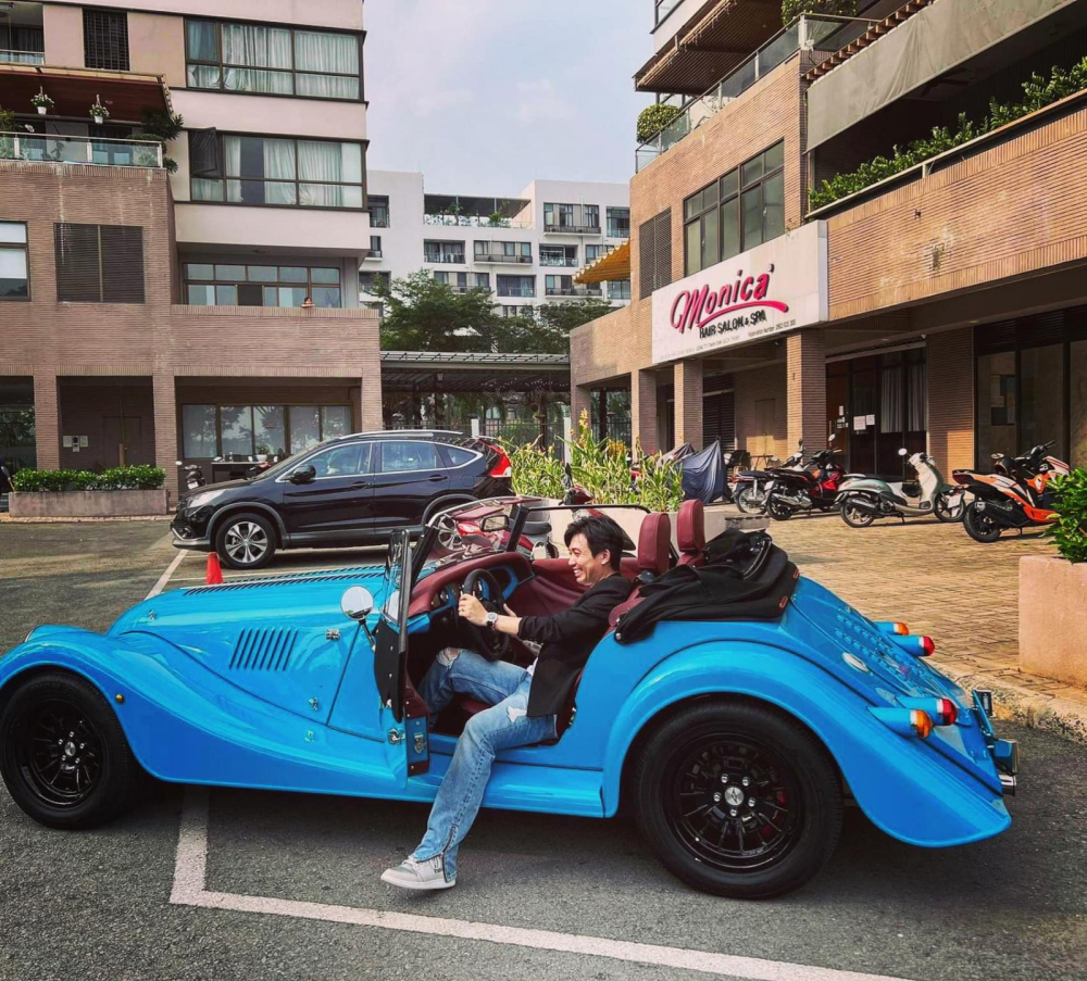 H&igrave;nh ảnh chủ nh&acirc;n của Pagani Huayra rất vui vẻ khi được trải nghiệm chiếc xe Morgan Plus Four của bạn th&acirc;n