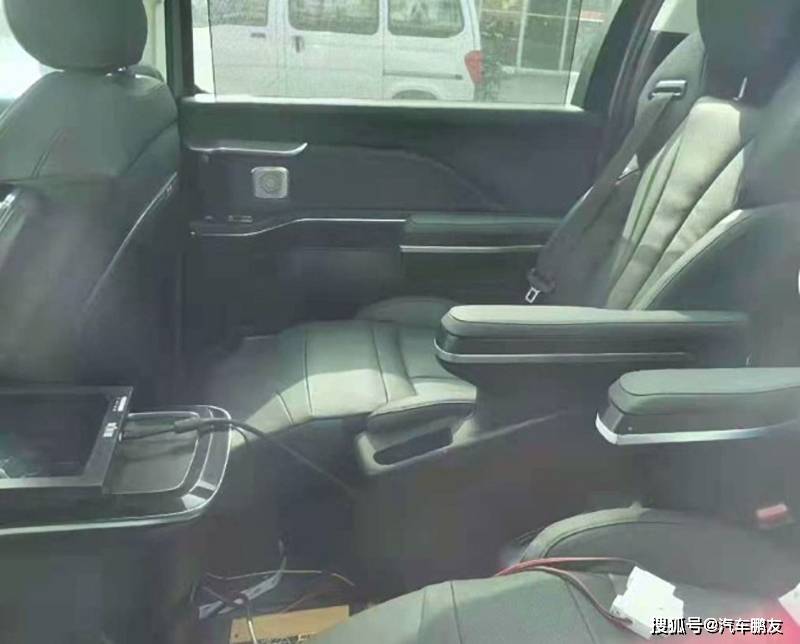 2 ghế thương gia ph&iacute;a sau của mẫu MPV mang thương hiệu Hồng Kỳ