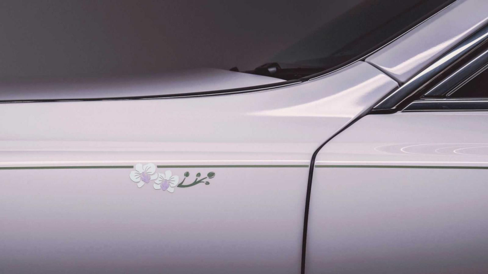 Đường coachline với họa tiết hoa lan của Rolls-Royce Phantom Orchid 