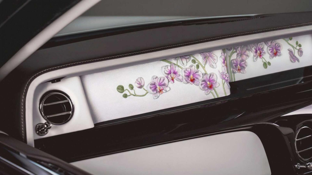 Mặt t&aacute;p-l&ocirc; của Rolls-Royce Phantom Orchid được trang tr&iacute; bằng hoa lan