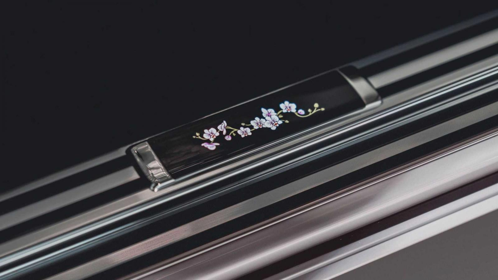 Ốp bậc cửa trang tr&iacute; bằng hoa lan của Rolls-Royce Phantom Orchid 