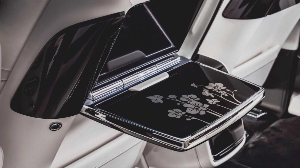 B&agrave;n gấp trang tr&iacute; bằng hoa lan của Rolls-Royce Phantom Orchid 