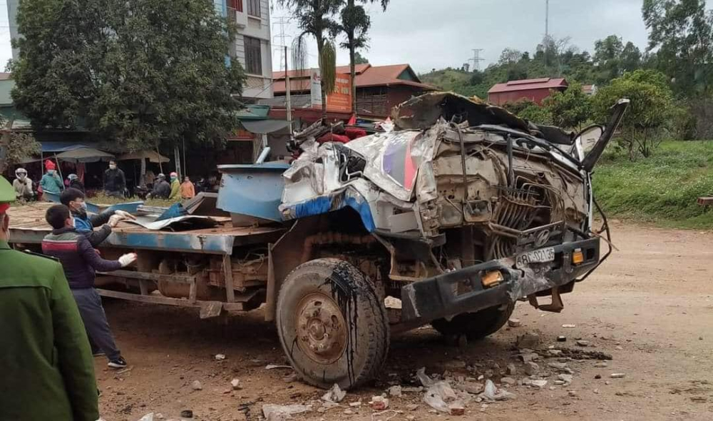 Cabin của chiếc xe phooc bị chiếc máy xúc san phẳng Cabin của chiếc xe phooc bị chiếc máy xúc san phẳng