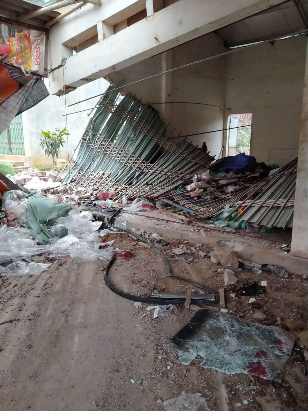 Ngôi nhà bên đường bị hư hỏng nặng sau vụ tai nạn Ngôi nhà bên đường bị hư hỏng nặng sau vụ tai nạn
