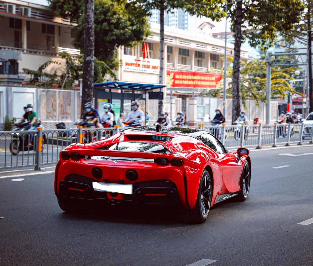 Đức Huy l&aacute;i si&ecirc;u xe Ferrari SF90 Stradale tr&ecirc;n đường phố S&agrave;i th&agrave;nh