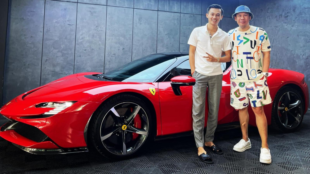 Đức Huy (b&ecirc;n phải) trong ng&agrave;y nhận b&agrave;n giao xe Ferrari SF90 Stradale
