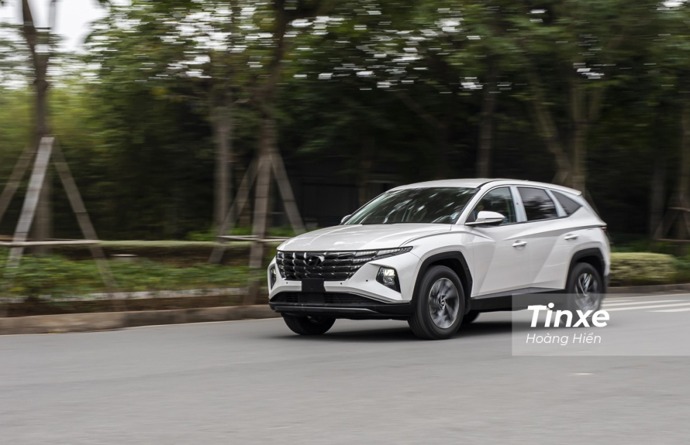 Hyundai Tucson 2022 tại Việt Nam được phân phối với 4 phiên bản cùng giá bán khởi điểm từ 825 triệu và cao nhất lên tới 1,03 tỷ đồng.