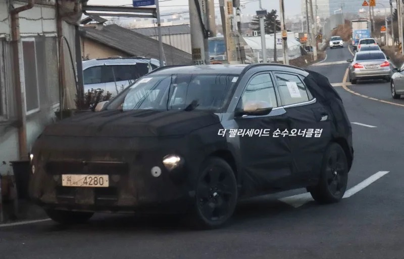 Hyundai Kona thế hệ mới bị ngụy trang kín mít khi chạy trên đường thử
