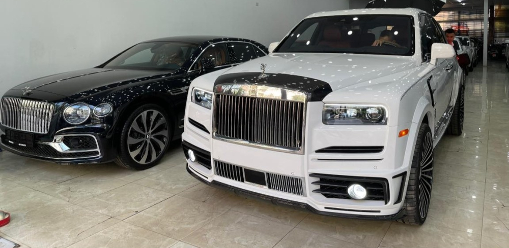 Rolls-Royce Cullinan Mansory đỗ cạnh Bentley Flying Spur Rolls-Royce Cullinan Mansory đỗ cạnh Bentley Flying Spur