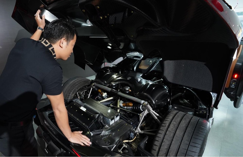 Hoàng Kim Khánh ngắm xe Koenigsegg Regera ở Campuchia vào tháng 11 năm 2020